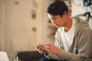 妻のスマホの中身を見た男性