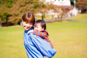 子供を愛でる母親