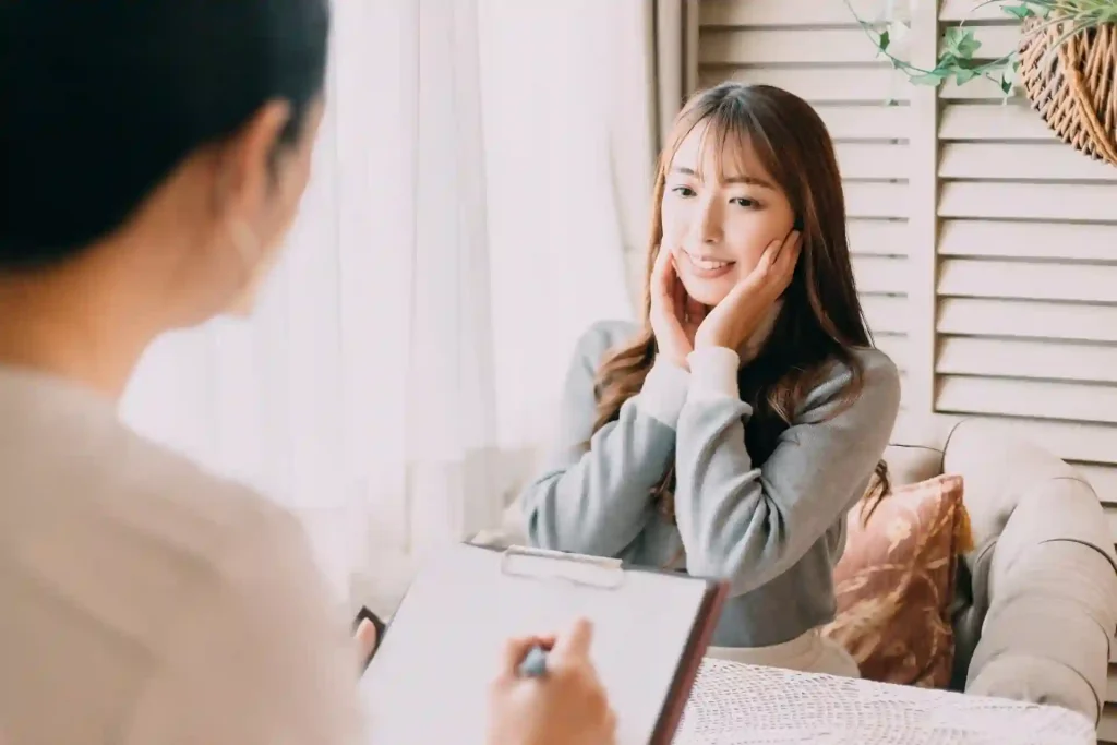 探偵社のカウンセリングを受けている女性