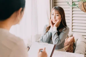 探偵社のカウンセリングを受けている女性